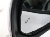 隣車線を走る車両をレーダーで検知し、ドアミラーでは確認しにくい後側方エリアに存在する車両に加え、急接近してくる車両も検知します。車両を検知するとドアミラーに搭載されたLEDインジケーターが点灯します。