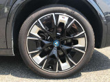 【BMWアロイホイル】軽量かつ強度に拘ったアロイホイル。走行性能ポテンシャルを引き出す設計。車の足元を引き締めてくれる大きなポイントはアロイホイルです。