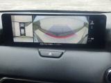 狭い場所での駐車やすれ違いなどでより的確な運転操作に役立つ360&deg;ビューモニターが装備されています。
