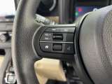 運転中もハンドルでの操作が可能です。特に高速道路等の目が離せない運転時には、便利さだけでなく、安全性も兼ね備えております。