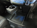 運転席からも助手席からも使いやすい位置に、引き出し式ドリンクホルダーとスマホなどを置けるトレイを配置しています。