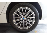 【BMWアロイホイール】軽量かつ強度に拘ったアロイホイール。走行性能ポテンシャルを引き出す設計。タイヤのサイドウォールが強化されたランフラットタイヤは、パンク時にタイヤがつぶれてもリムから外れません。