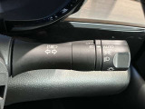 車外の明るさに応じでライトを点灯、消灯してくれるオートライト機能です☆お天気の良い昼間のトンネル走行などオートにしてると便利で安心です☆エンジン停止時にライトの消し忘れも無くなります☆