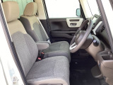 乗降がしやすい運転席。高さが調節できて小柄な方でも運転しやすいポジションをとることができます。