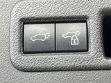 【パワーバックドア】スマートキーや運転席のボタンを押すだけでリアゲートが自動で開閉します!荷物を持っている時や、高い位置にあるバックドアを閉める際に便利な機能です♪