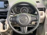 インテリアに合わせたデザインのステアリングは、運転される方のことも考え、運転しやすい形状、大きさです。是非一度、実際に触ってお確かめください。