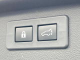 【パワーバックドア】スマートキーや運転席のボタンを押すだけでリアゲートが自動で開閉します!荷物を持っている時や、高い位置にあるバックドアを閉める際に便利な機能です♪
