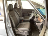 フロント広々、セパレートシートの運転席は、ハイトアジャスターが付いているので、快適にドライブができます。ハンドルはテレスコピック機能で、ハンドル位置を上・下・手前・奥に調節できます。