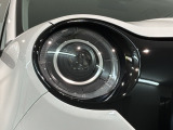LEDヘッドライトは、点灯の瞬間から最大光量を発揮し、突然暗くなるトンネルなどでの安定感を高めます。