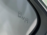 【ブラインドスポットモニター】走行中、ドアミラーの死角になりやすい箇所に後続車が接近するとサイドミラーのレンズに警告を表示!ドライバーに注意喚起をしてくれます。