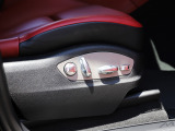14way電動スポーツシート。運転席および助手席のバックレスト、シート上下、前後位置、傾斜角度、座面角度、シートクッションの調整可能。シートやステアリングコラム、ドアミラー等記憶可能。