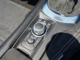 マツダコネクトを操作するコマンダーコントロールです。運転中に自然と手の触れる位置に配置されています。