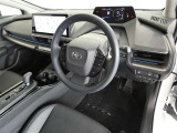 【運転席まわり】・・・ハンドルやシートなども隅々までクリーニング済み。キレイな車内でドライブがより一層快適にお楽しみいただけると思います。