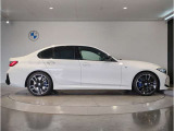 【BMWの伝統-3】BMWのお車は、&ldquo;駆け抜ける歓び&rdquo;を体現しております。走行の安定性とコーナリングの良さを追求し、思い通りにハンドルの操作可能です。