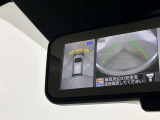 ルームミラーにクリヤーなカメラ映像で後方視界サポート!車両周囲安全確認にも役立つ、アラウンドビューモニター映像 スマート・ルームミラー装備!