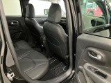 【リアシート】屋根までの高さがある車のため、大人の方でも圧迫感が少なく乗車出来ます。足元は広く取られているため、ゆったりとお乗り頂けます。