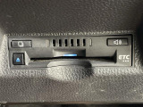 【ETC】有料道路を利用する際に料金所で停止することなく通過できる、ETC車載器(ノンストップ自動料金収受システム機器)が装備されています。セットアップを行うことで利用可能になります。