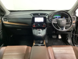 車内は光触媒抗菌消臭施工済です。インパネ周りはスタイリッシュなデザインです。グローブボックスやカップホルダーのほかにトレーなどたくさんの収納スペースが付いています。