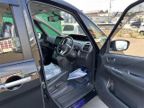 【運転席】座り心地が良いシートなので長時間の運転でも快適にお過ごしいただけます。新品のフロアマットのご注文も可能です。掲載箇所以外にご希望の写真がございましたらお気軽にお問い合わせ下さい。