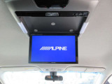 ■ 装備5 ■ 後席モニター:ALPINE製のモニターとなっており、後席でもTVやDVDの視聴が可能!