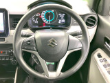 インテリアに合わせたデザインのステアリングは、運転される方のことも考え、運転しやすい形状、大きさです。是非一度、実際に触ってお確かめください。