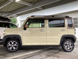 純正アルミで全体的にデザインがまとまっています。車も人も、オシャレはまずは足元からですね。