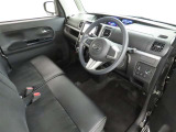 シンプルで使いやすいデザインの運転席です。