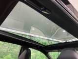 【パノラマルーフ】大型のガラスルーフ搭載で車内の解放感が一気にアップ!開放的なドライブをお楽しみいただけます。