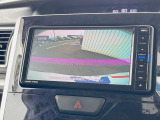 【バックカメラ】駐車時に後方がリアルタイム映像で確認できます。大型商業施設や立体駐車場での駐車時や、夜間のバック時に大活躍!運転スキルに関わらず、今や必須となった装備のひとつです!
