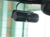 ◆車内カメラ◆前方・後方はもちろん、車内向きのカメラでも記録。左右をワイドに撮ることができ、幅寄せや側面衝突、威圧的なドライバーの危険行為など、クルマ周囲のトラブルもしっかり記録できます。