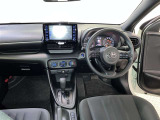 運転席は見やすく整理され、ナビも美しく装着され操作性にも優れています!