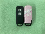 スマートキーを装備しています。鍵を差し込むことなくドアロックの開け閉めと、スタートボタン操作でのエンジンスタートができます。スペアキーも同じものを用意しております。