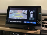 リバースギアに入れるだけで後方の表示へ切り替わります。夜間や雨の日の駐車も楽になりますよ。