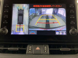 車庫入れの苦手な方にバック時のサポートバックモニター、パノラミックビューモニター付き。※カメラが映し出す範囲は限られています。必ず車両周辺の安全を直接確認してください。