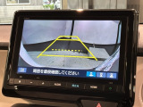 リバースギアに入れるだけで後方の表示へ切り替わります。夜間や雨の日の駐車も楽になりますよ。