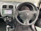 運転席まわりです。実際に座ってみて、乗り心地を体験してみてください,視界も良好です。