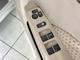 【電動格納ミラー】サイドミラーは電動格納式となっており、狭い駐車場でもキズがつくリスクを抑えられます。