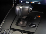 【シフトレバー】シフトもとても操作しやすいデザインになっております。運転する人の事を第一に考えた操作性の高い仕様です。