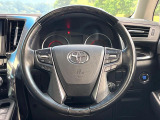 インテリアに合わせたデザインのステアリングは、運転される方のことも考え、運転しやすい形状、大きさです。是非一度、実際に触ってお確かめください。