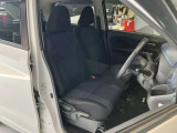 運転席まわりです。運転席からの視界が左右に広く隅々まではっきりと見渡せます!クルマの前端も把握しやすく安心して運転できます!