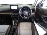 革巻きステアリングで快適な操作性の運転席です。