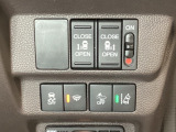 両側電動スライドドアは運転席から操作ができるよう、操作スイッチが付いています。Hondaセンシング用のVSA(ABS+TCS+横滑り抑制)解除と路外逸脱抑制機能などのスイッチがあります。