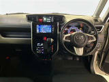 運転席は見やすく整理され、ナビも美しく装着され操作性にも優れています!