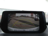 カラーで後方映像をモニターに映し出してくれるので、ショッピングモールのような狭い駐車場であったとしても障害物を見つけ、楽々駐車することができますね。