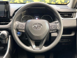 インテリアに合わせたデザインのステアリングは、運転される方のことも考え、運転しやすい形状、大きさです。是非一度、実際に触ってお確かめください。