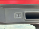 パワーリフトゲートなのでボタン一つでトランクが開け閉めできます。また、運転席と鍵にも開閉スイッチがついております。