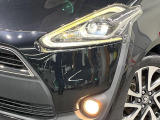 【LEDヘッドライト】悪天候や夜間走行時も良好な視界を確保し安心して運転できる高輝度LEDヘッドライトを装備!点灯速度が早く、消費電力も抑えられています。