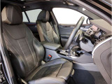 【コックピットシート】BMW車の主役席。車体中央にくる様に配置し車両重心とが一致する事でドライバーと車との一体感あるドライビングを実現。人間工学に基づき形成した形状が長時間のドライブ疲労も軽減します!