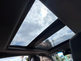 【パノラマルーフ】大型のガラスルーフ搭載で車内の解放感が一気にアップ!開放的なドライブをお楽しみいただけます。
