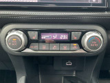 オートエアコン。運転席、助手席を温めるシートヒーターのスイッチです。